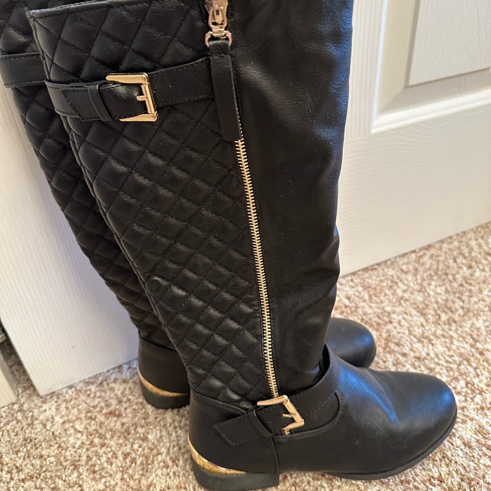 Black Knee High boots. Size 8. Top Moda.